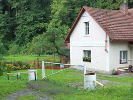 Na cestu, kterou radnice ilegln postavila na pozemku v Domoradicch, dali