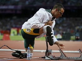 SEMIFINÁLE. Jihoafrický atlet Oscar Pistorius se pipravuje na start v...