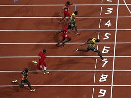 NEJRYCHLEJÍ. Jamajský sprinter Usain Bolt dobíhá do cíle olympijské stovky, za...