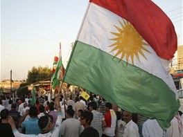Kurdov protestuj proti Asadovu reimu ve mst Girke Lege. Na shromdn