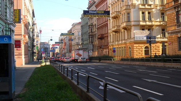 st Legerovy se v prbhu erven na semaforu u Nuselskho mostu tm vyprzdn. Auta stoj pouze u semaforu na kiovatce s Rumunskou.