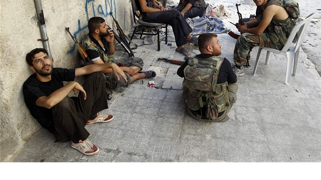 Bojovnci Syrsk osvobozeneck armdy v Aleppu (1. srpna 2012)
