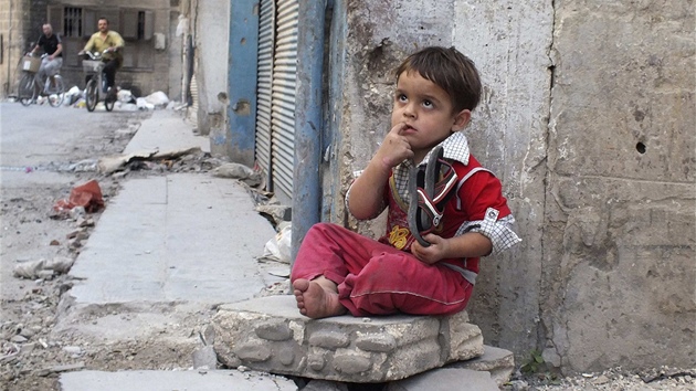 Syrsk dt v rozbombardovanm mst Homs (5. srpna 2012) 