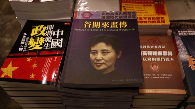 V Hong Kongu, kde panuje relativn svoboda slova, u o skandlu Ku Kchaj-laj vyla kniha (9. srpna 2012)