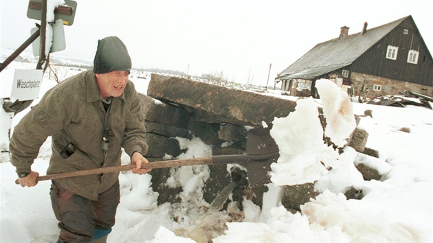 Snmek z roku 1994 zachycuje dobrodruha Gustava Ginzela jet ped porem, kter Hnojov dm zcela zniil. Ginzel ho poslze obnovil. 