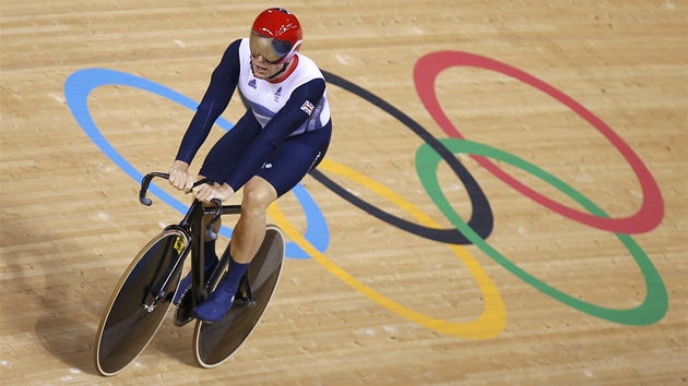 VTZSTV POD PTI KRUHY. Britsk drhov cyklista Chris Hoy byl soust vtznho tmu ve sprintu na olympijskch hrch.