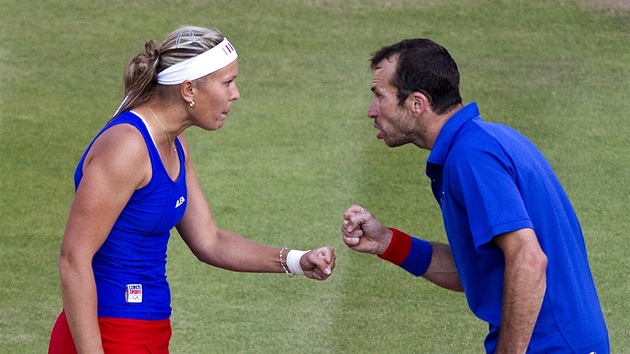 DOBE, POJ! et tenist Lucie Hradeck a Radek tpnek se hecuj bhem vodnho kola olympijskho turnaje ve smen tyhe.