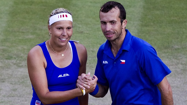 SRANDA. Lucie Hradeck s Radkem tpnkem si duel ve smen tyhe uvali, ale na britsk tenisty Andyho Murrayho a Lauru Robsonovou nestaili.