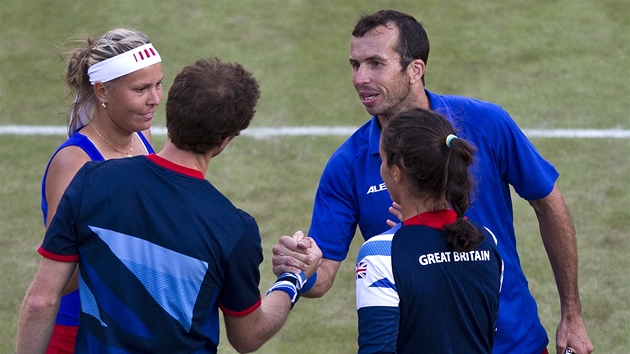 GRATULUJEME. et tenist Lucie Hradeck a Radek tpnek gratuluj britskmu pru Andy Murray, Laura Robsonov k vtzstv v prvnm kole olympijskho turnaje v mixu.