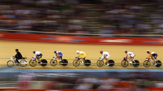 KEIRIN. Momentka ze olympijskho zvodu v keirinu. V prvnm kole pohodln postoupil domc favorit Chris Hoy, Denis pika vypadl.