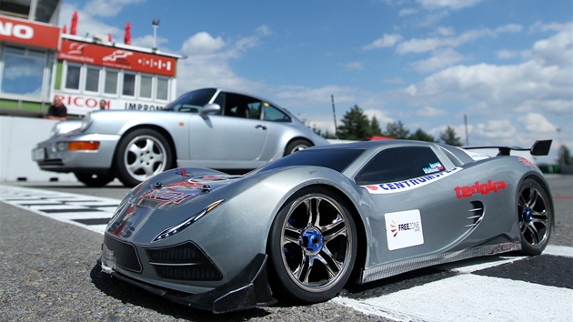 tyicetilet Bran Igor Vlahovi se svm modelem auta porazil na clov rovince Masarykova okruhu dv motorky i Porsche 911.