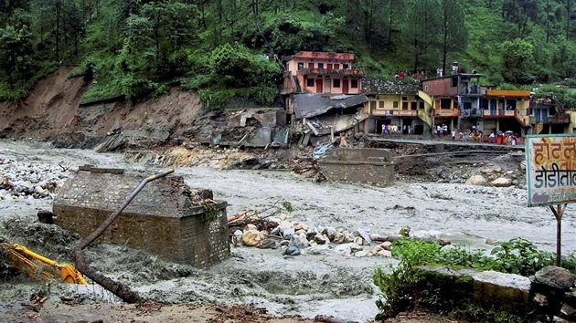 Voda v indickm Uttarkhnu trhala mosty i domy.