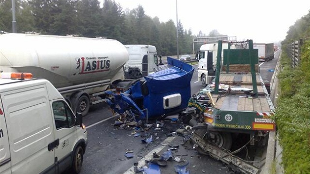 Vn nehoda dvou osobnch aut a dvou kamion na 20. kilometru dlnice D1.