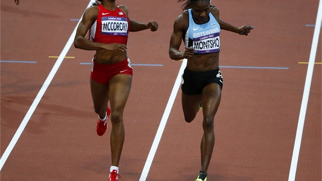 Amantle Montshov z Botswany (vpravo) v cli s Francenou McCororyov z USA v semifinle zvodu 400 metr