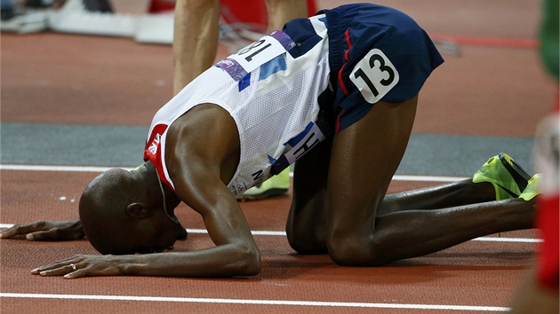 Mo Farah z Velk Britnie nechpe, e zskal zlatou medaili v bhu na 10 000 metr