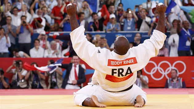 J TO DOKZAL! Francouzsk judista Teddy Riner na kolenou slav zlatou medaili v kategorii judist nad 100 kg.