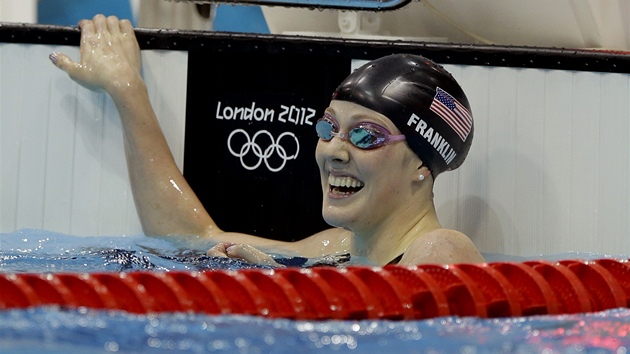 TASTN REKORDMANKA. Americk plavkyn Missy Franklinov se usmv, prv zaplavala svtov rekord na 200 m  znak.