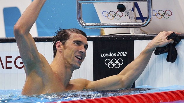 DAL MEDAILE. Michael Phelps se znovu raduje, vyhrl zvod na 100 m motlek a zskal u 21. medaili na olympijskch hrch.