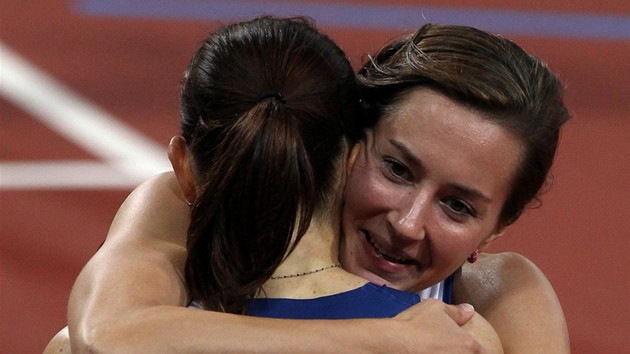 GRATULACE. Denisa Rosolov dobhla v olympijskm finle sedm a hned bela Zuzan Hejnov blahopt k bronzov medaili.