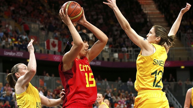 TRNIT CESTA. nsk basketbalistka Nan chen se pokou vystelit, blokuje ji Belinda Snellov z Austrlie.