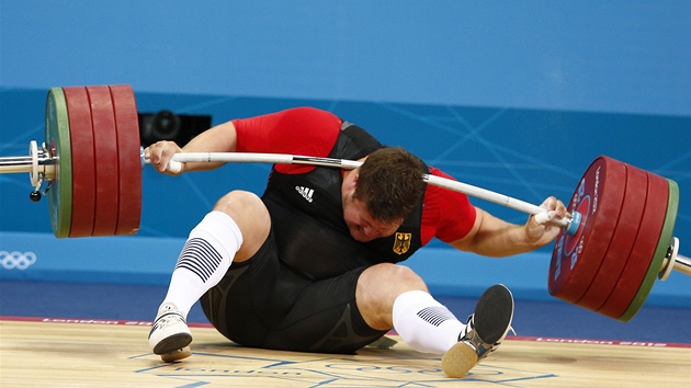 BOLESTIV NEHODA. Na nmeckho vzprae Matthiase Steinera upadla pi olympijskm zpolen naloen inka. 