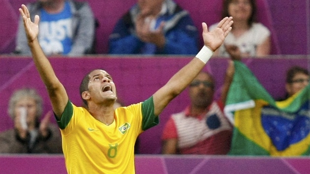 VIDLI JSTE TO? Brazilsk fotbalista Romulo slav svou branku v utkn s Jin Koreou.