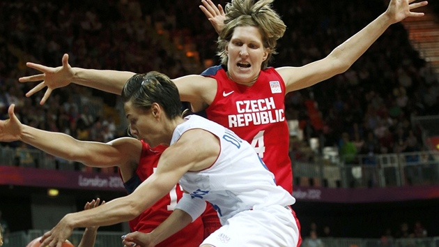 NEPROJDE. Jana Vesel (v ervenm) zastavuje v olympijskm tvrtfinle francouzskou basketbalistku Cline Dumercovou.