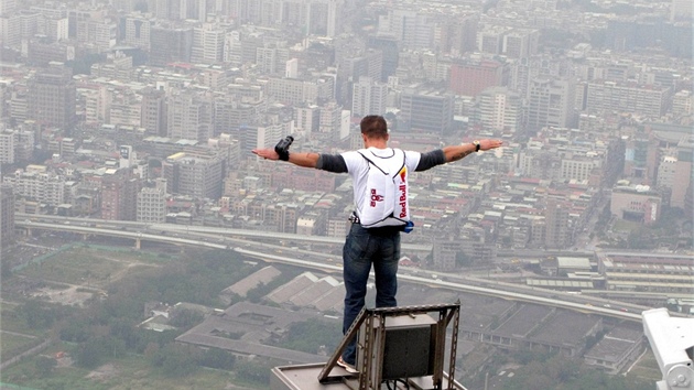 Nad Tchaj-wanem. V roce 2007 Baumgartner pokoil 509 metr vysokou budovu 101 Tower.