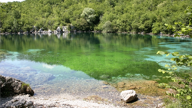 Prochzku okolo jezera zpestuje nvtvnkm naun stezka.