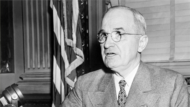 Harry Truman promlouv k mdim v roce 1945 