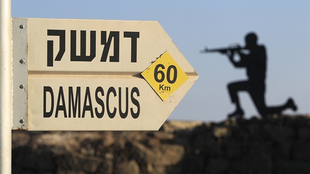 Golansk viny. Ukazatel na Damaek a obrys podobizny vojka na hoe Bental na Golanskch vinch (24. ervence 2012)