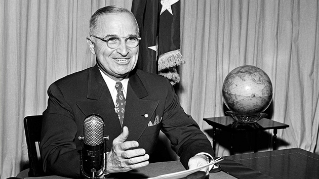 Harry Truman na snmku z 1. z 1945 oznamuje nrodu kapitulaci Japonska