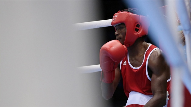 Kamerunsk boxer Thomas Essomba bhem olympijskho zpasu proti Maroanovi Abdellalim Daraaovi (31. ervence 2012)