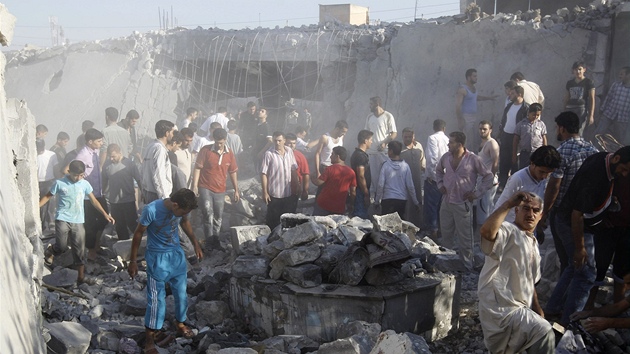 Syrt mui hledaj tla pod troskami domu po nletu syrsk armdy ve mst Tel Rafat (8. srpna 2012)