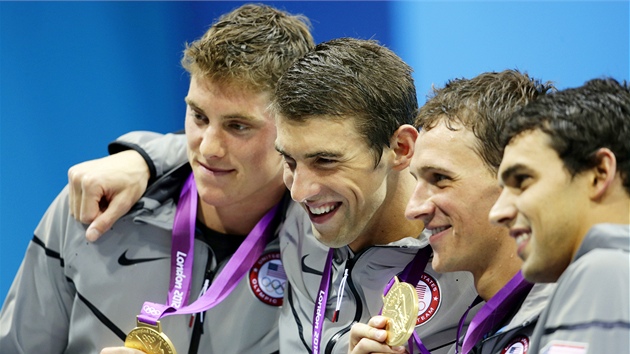 Michael Phelps (druh zleva) v tmu americkch plavc, je zskal ve tafet na 4x200 metr volnm zpsobem zlato. (31. ervence 2012)