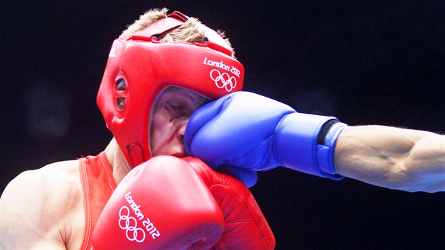 ech Zdenk Chldek (v ervenm) boxoval v prvnm kole olympijskch her proti Munch-Erdene Uranimegovi z Mongolska a prohrl na body. (31. ervence 2012)