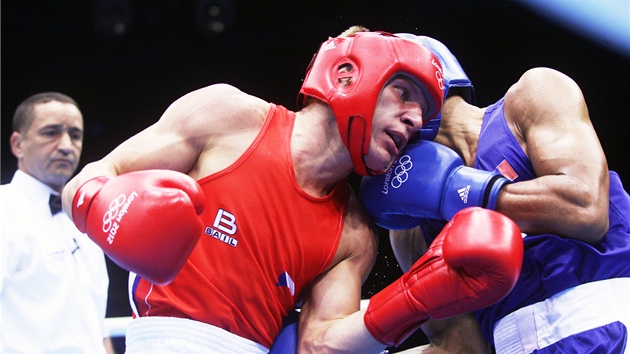 ech Zdenk Chldek (v ervenm) boxoval v prvnm kole olympijskch her proti Munch-Erdene Uranimegovi z Mongolska a prohrl na body. (31. ervence 2012)