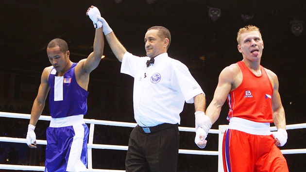 ech Zdenk Chldek (v ervenm) boxoval v prvnm kole olympijskch her proti Munch-Erdene Uranimegovi z Mongolska a prohrl na body. (31. ervence 2012)
