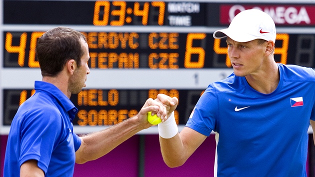 Tomá Berdych a Radek tpánek pi tyhe s brazilským párem Marcelem Melem a