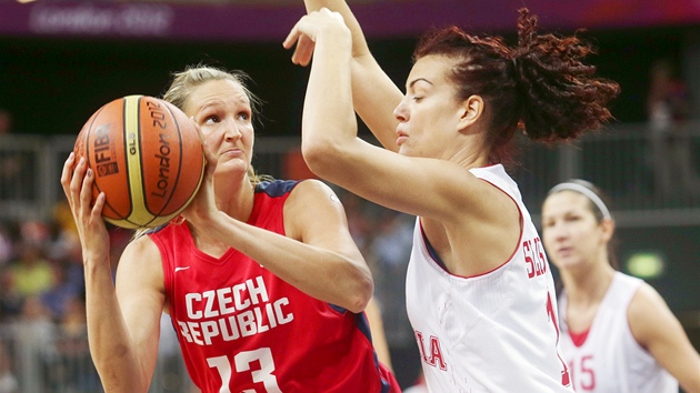 Basketbalistka Petra Kulichov pi souboji s Chorvatkou Ivou Sliskoviovou (1. srpna 2012)
