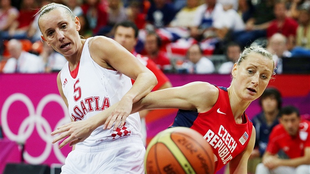 Basketbalistka Kateina Bartoov pi souboji s Chorvatkou Andjou Jelaviovou (1. srpna 2012)
