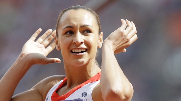 Britsk sedmibojaka Jessica Ennisov se raduje po vtzstv na 100 metr pekek. (3. srpna 2012)
