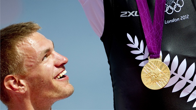 MEDAILE. Skifa Ondej Synek zskal stbrnou medaili, tu zlatou musel penechat svmu kamardovi Mah Drysdaleovi z Novho Zlandu. (3. srpna 2012) 
