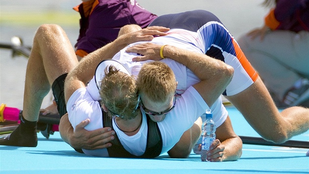 SOUPE I KAMARD. Ondej Synek hodn touil po olympijskm zlatu, ale druh msto mu rozhodn nladu nezkazilo. Na snmku gratuluje k vtzstv svmu soupei a kamardovi Mah Drysdaleovi z Novho Zlandu.