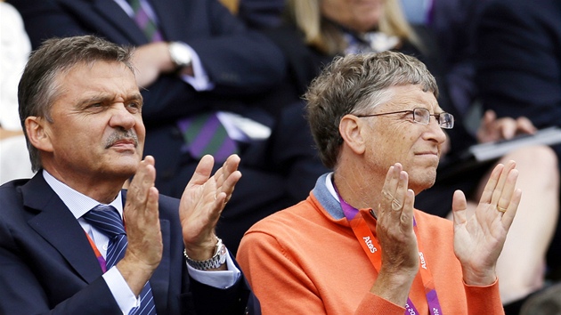 Prezident Mezinrodn hokejov federace IIHF Ren Fasel (vlevo) a miliard Bill Gates sleduj tenisov utkn Federer vs. Del Potro. (3. srpna 2012)