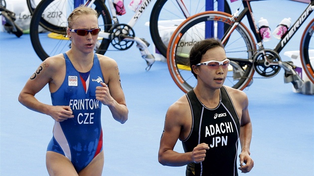 eka Vendula Frintov a Japonka Mariko Adaiov pi olympijskm triatlonu (4. srpna 2012)