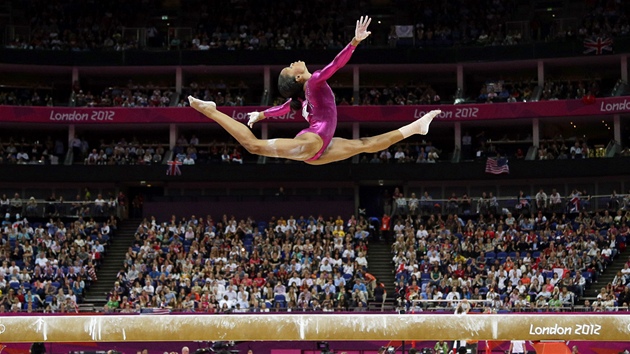 Americk gymnastka Gabrielle Douglasov pi sv olympijsk sestav na kladin (2. srpna 2012)