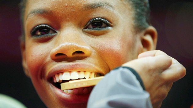 Amerianka Gabrielle Douglasov se svou zlatou medail za tmovou gymnastiku (31. ervence 2012)