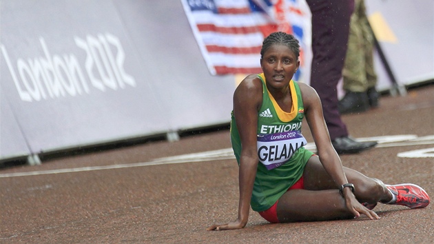 V CLI. Etiopanka Tiki Gelanaov si v londn dobhla pro olympijsk zlato z maratonu. (5. srpna 2012)