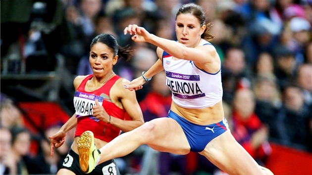 VYLEPILA MAXIMUM. Zuzana Hejnov v semifinle na 400 metr pekek vylepila sv leton maximum - na 53,62 vteiny. (6. srpna 2012)